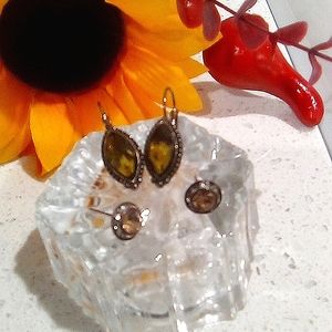 Multi Faceted Amber Brown Dangle and Rinestone Studs